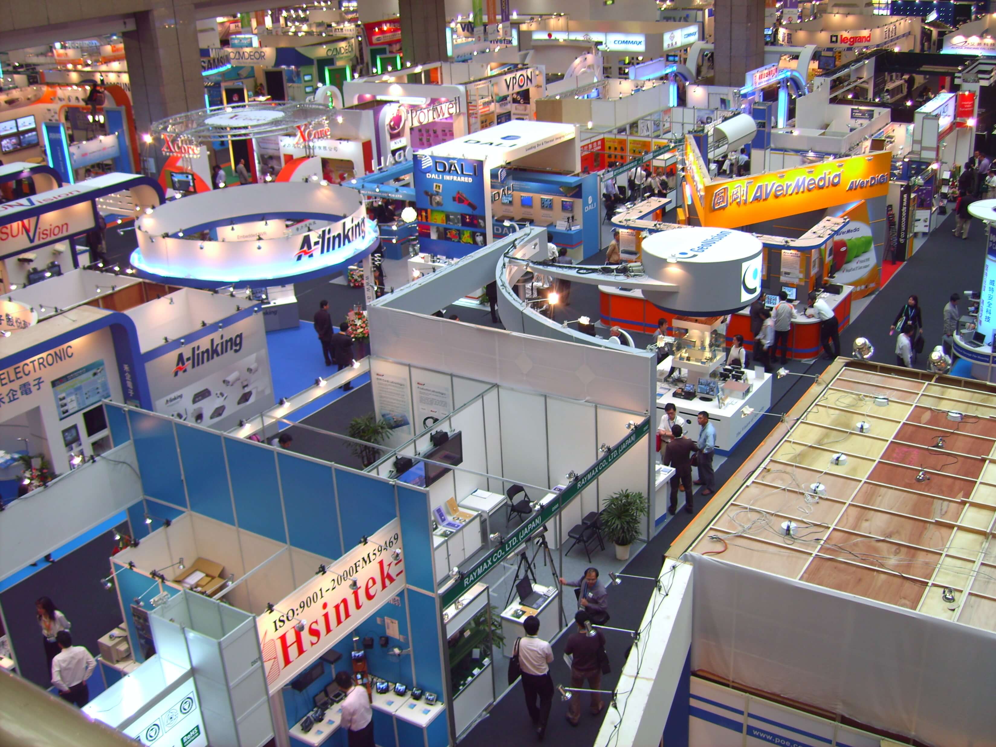 dazzling-booths-on-a-dime-cost-effective-ways-to-spruce-up-your-trade