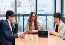 How Do HR Platforms Improve Communication Between Office and Field Staff?