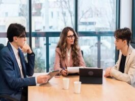 How Do HR Platforms Improve Communication Between Office and Field Staff?