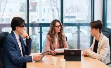 How Do HR Platforms Improve Communication Between Office and Field Staff?