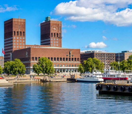 A Practical Guide to Exploring Oslo City Hall and the Surrounding Waterfront Oslo City