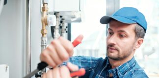 Professional Plumbers vs DIY Solutions: A Decision Factor for Charlotte NC Homeowners Plumbers vs DIY Solutions