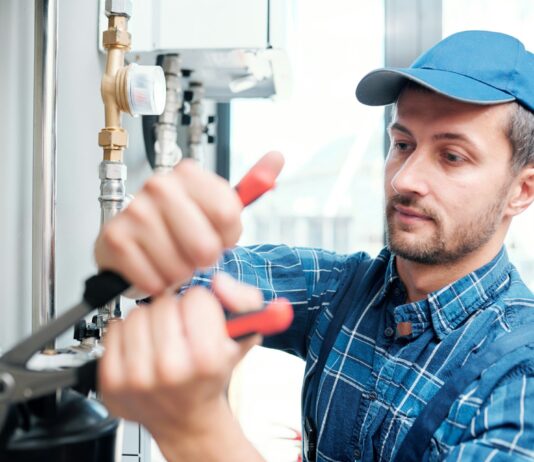 Professional Plumbers vs DIY Solutions: A Decision Factor for Charlotte NC Homeowners Plumbers vs DIY Solutions