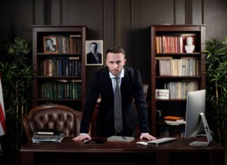 How To Find The Right Lawyer For Your Case: 8 Key Tips Right Lawyer