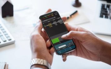 Choosing Between an Exchange Traded Fund and a Mutual Fund Choosing Between an Exchange Traded Fund and a Mutual Fund