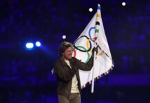 The Golden Handover: Tom Cruise Makes History at the Olympics Closing Ceremony Tom Cruise hands Olympic flag to Los Angeles ...