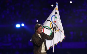The Golden Handover: Tom Cruise Makes History at the Olympics Closing Ceremony Tom Cruise hands Olympic flag to Los Angeles ...