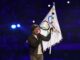 The Golden Handover: Tom Cruise Makes History at the Olympics Closing Ceremony Tom Cruise hands Olympic flag to Los Angeles ...