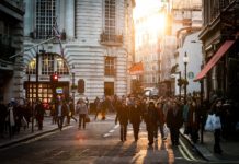 How to Get the Most Out of Your Indoor and Outdoor Trade Show Banner Stands